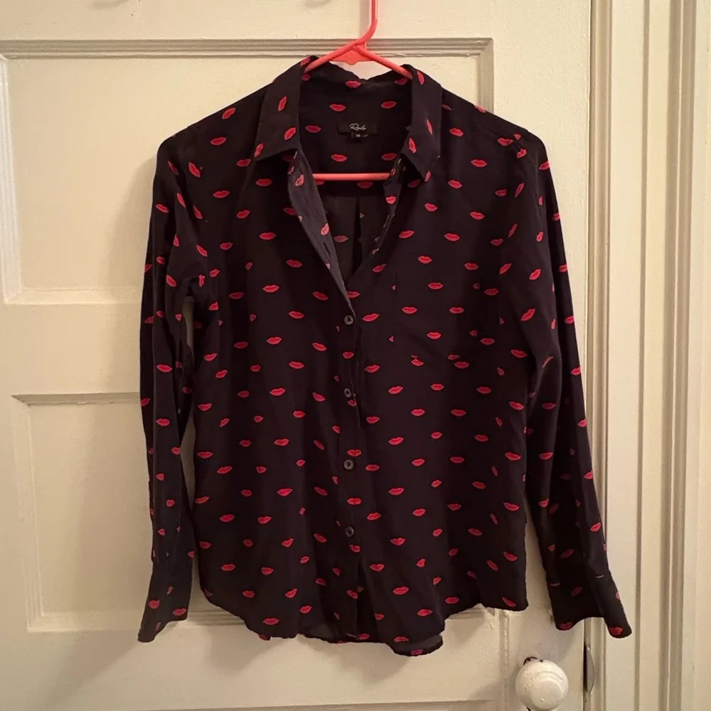 RAILS 100% silk Kate blouse with lips print - Picture 2 of 7